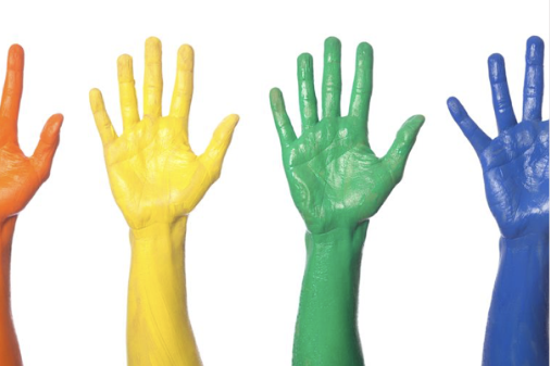 campañas de sensibilización Manos pintadas de varios colores: naranja, amarillo, verde y azul, levantadas en alto.