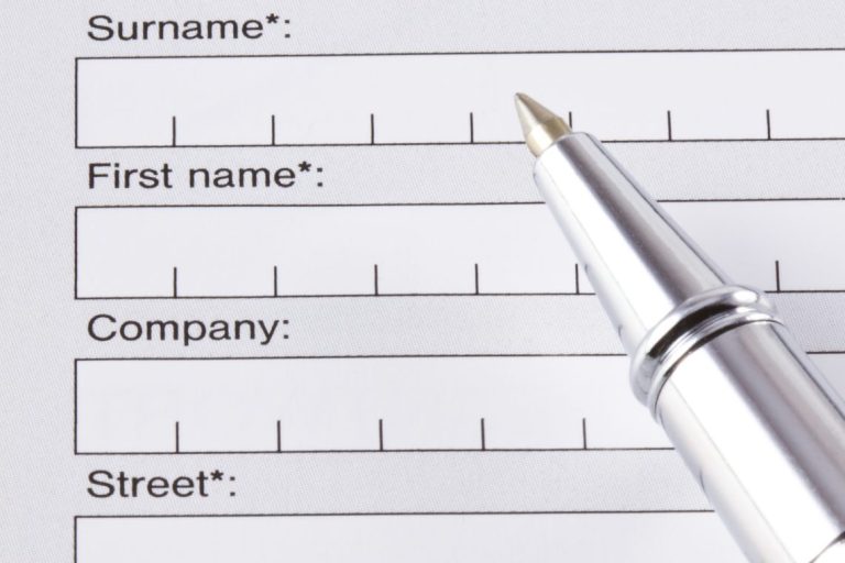 REGCON Formulario en blanco con campos para apellidos, nombre, compañía y dirección, junto a un bolígrafo.