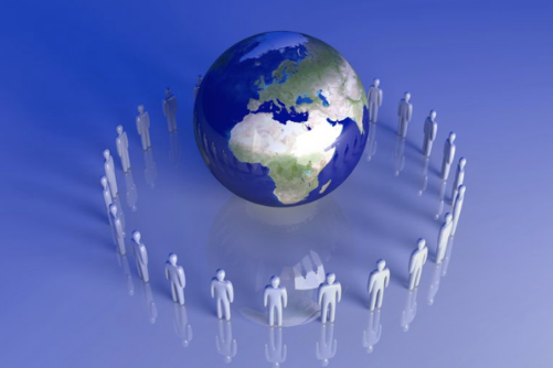 consultoría de recursos humanos Grupo de figuras humanas rodeando un globo terráqueo sobre un fondo azul.