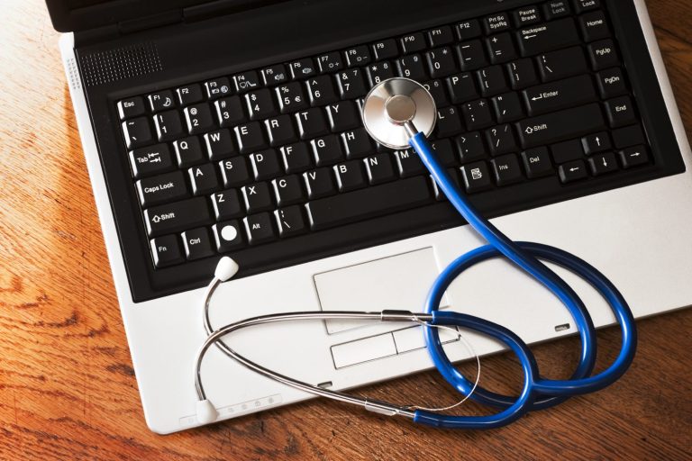 Protocolos Estetoscopio sobre un teclado de portátil, simbolizando protocolos